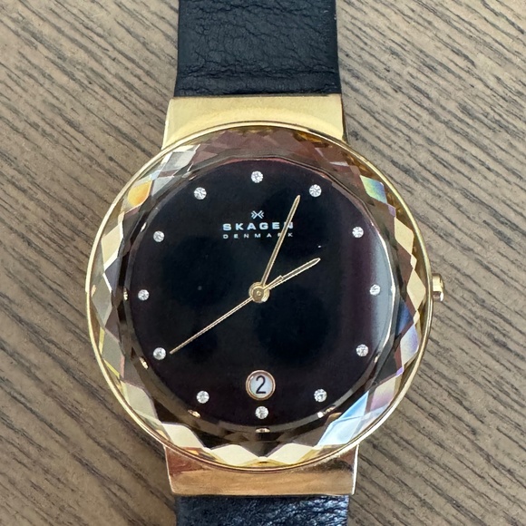 Watch - Picture 1 of 5